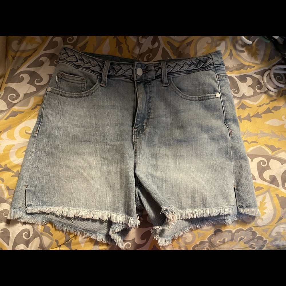 Judy Blue Braided Light Wash Shorts. Size Medium.